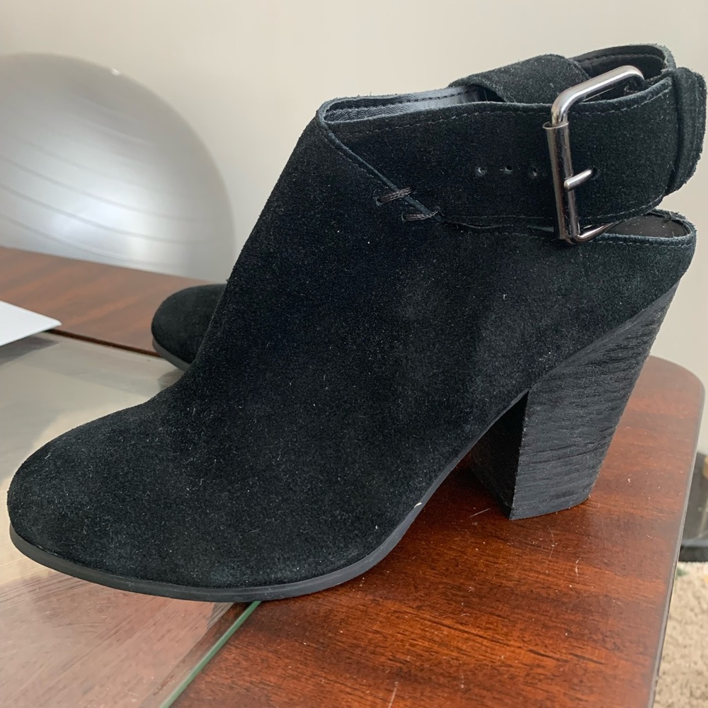 🎉2/$60 sale🎉 Carlos by Carlos Santana Heels Womens Suede heels shoes